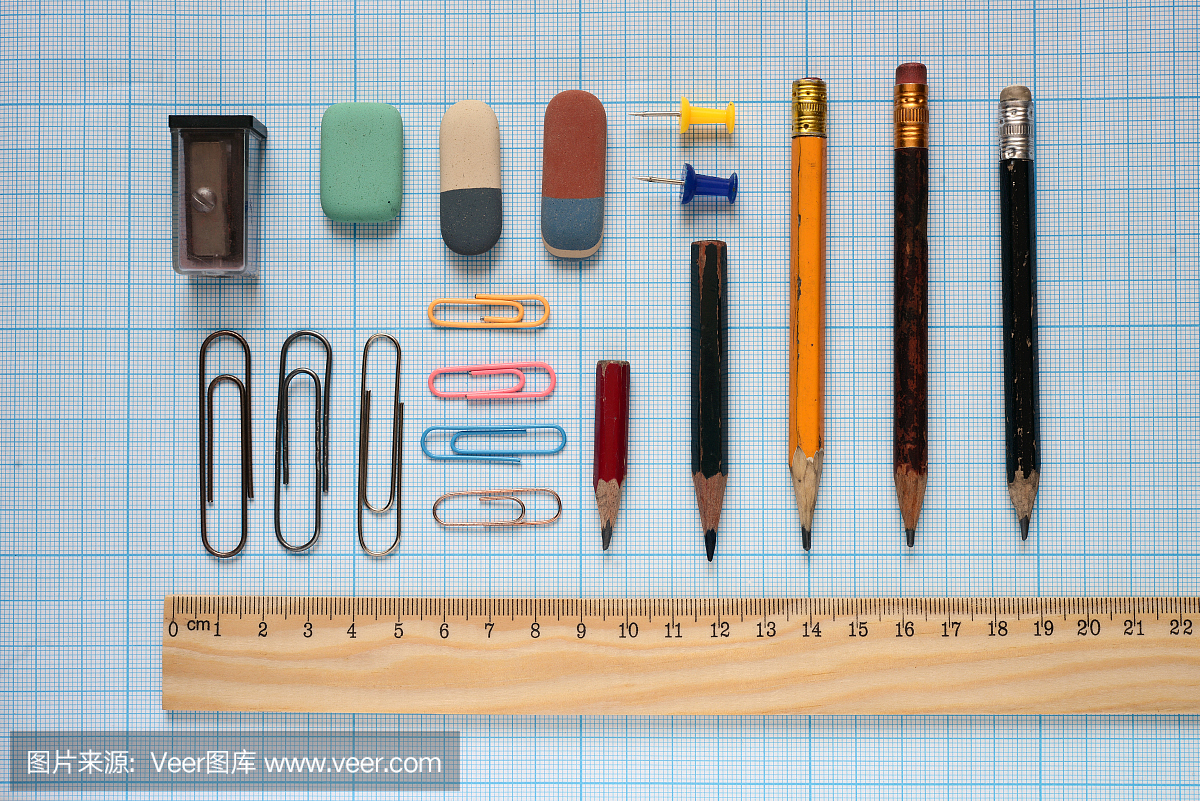 铅笔和木尺